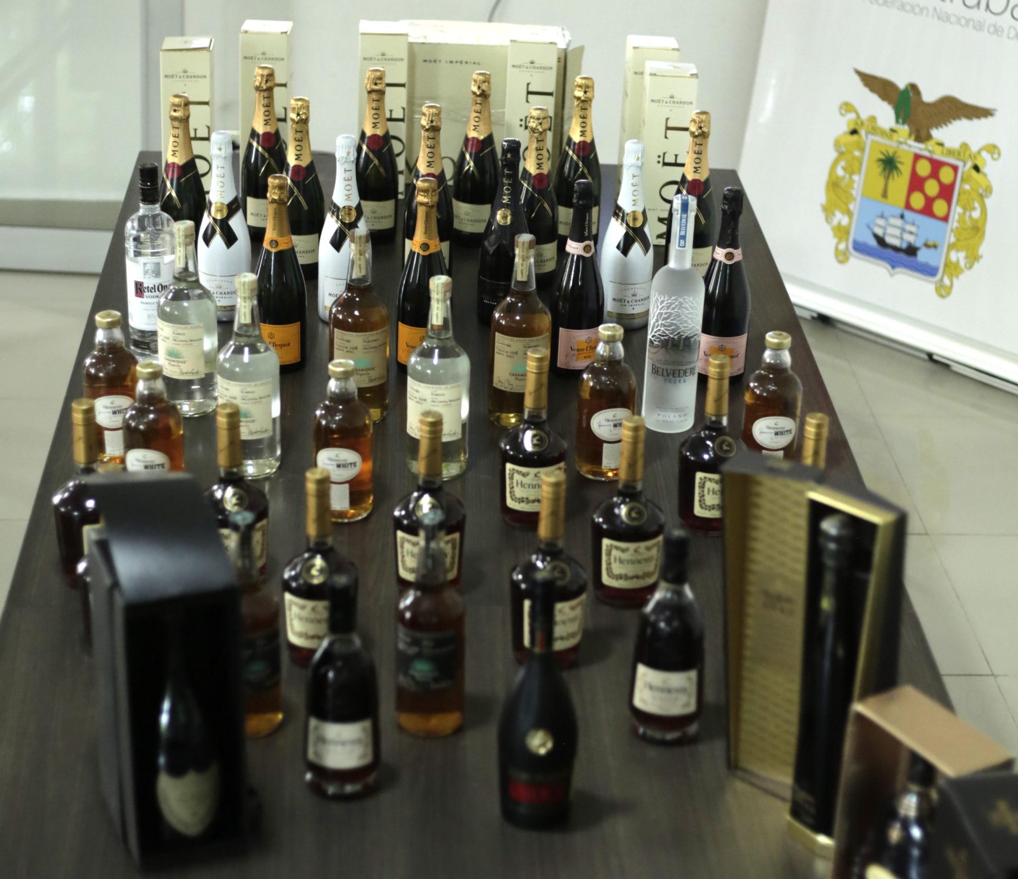 Golpe Al Contrabando: Incautan Botellas De Licor Y 6.000 Cigarrillos ...