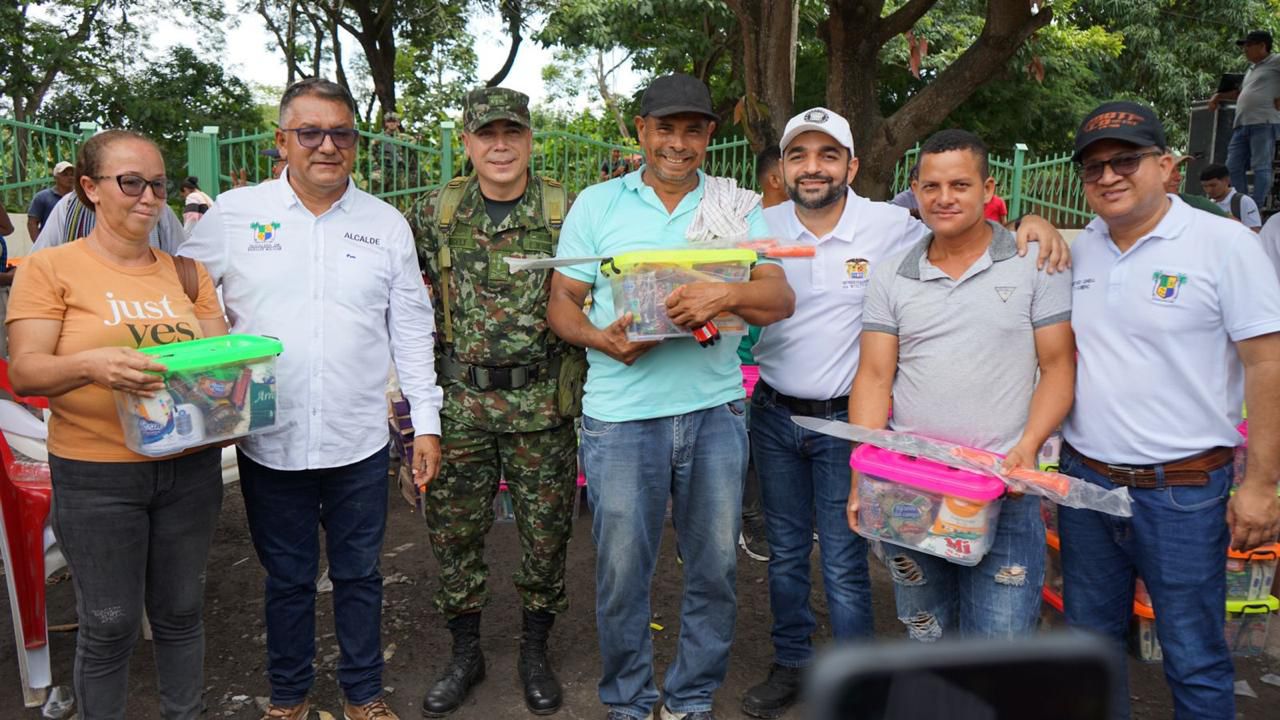 600 mercados, atención en salud y kits escolares entregados por la Gobernación y el Ejército en Morales
