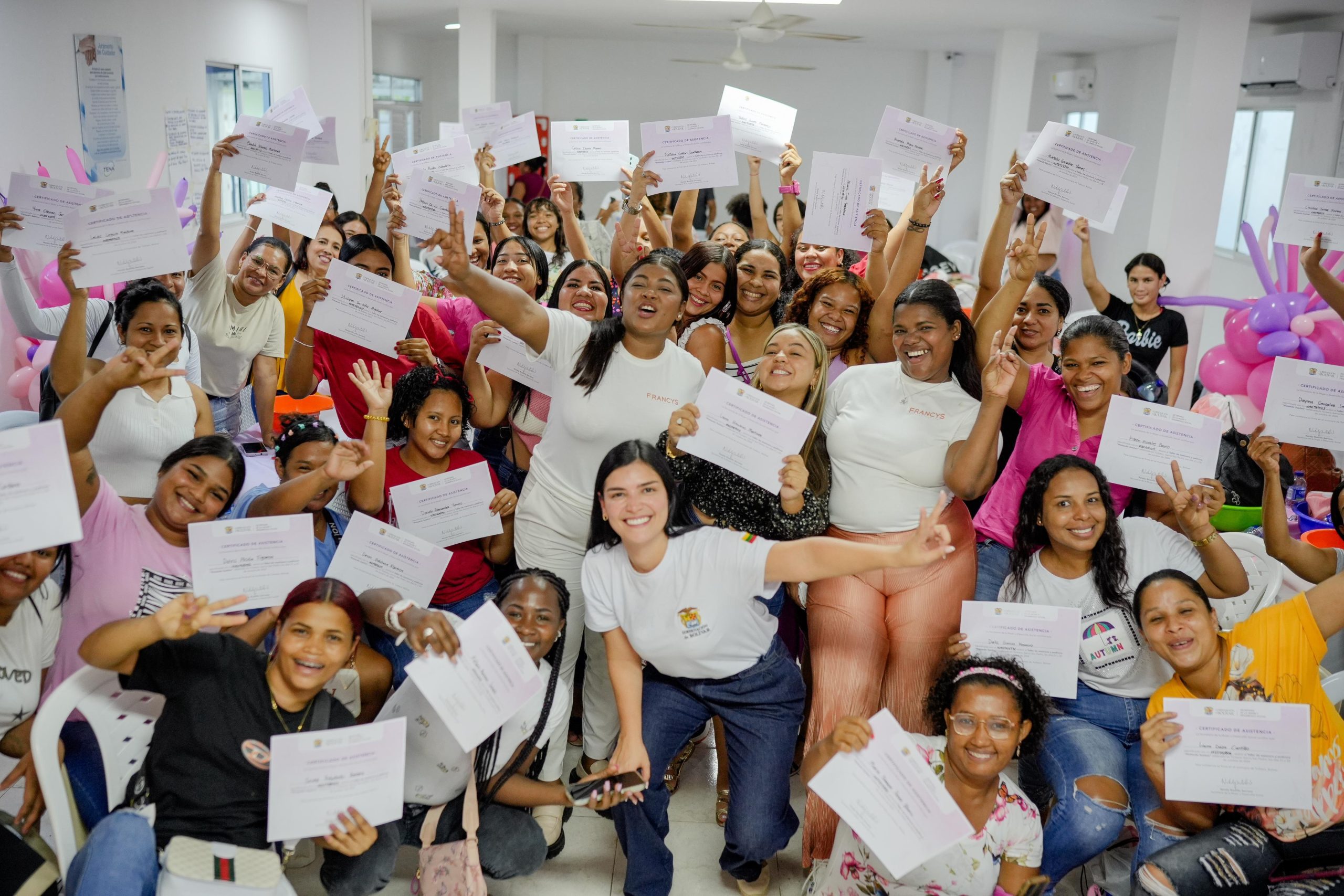 Más de 60 mujeres de Turbaco se certificaron en taller manicure y pedicure con la Gobernación de Bolívar